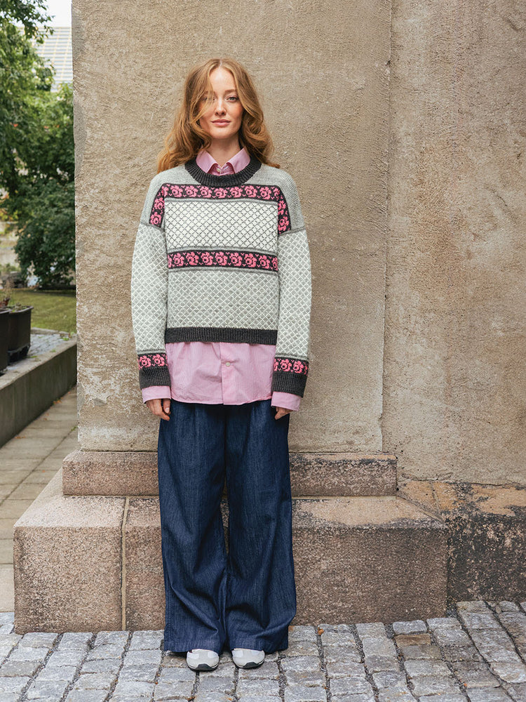 2510 - Norske Ikoner Voksen - NR. 1 BLOME DAMEGENSER - Sandnes garn - Garntopia