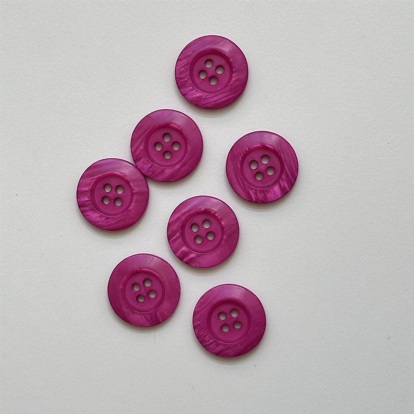 Knapp, cerise  - 20 mm - Hjelmtvedt - Garntopia