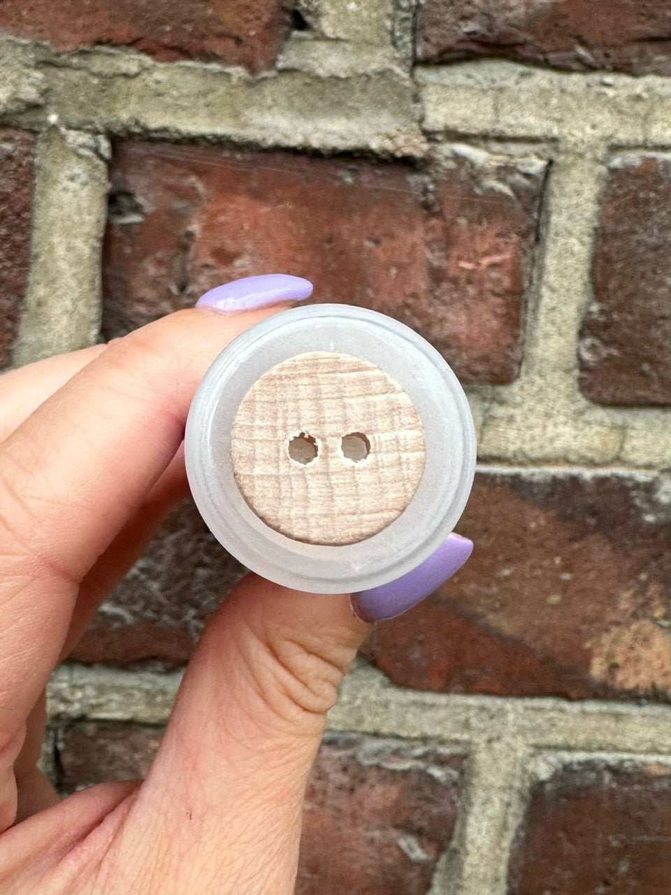 Hvitbeiset treknapp, glatt - 18 mm - Villy Jensen - Garntopia