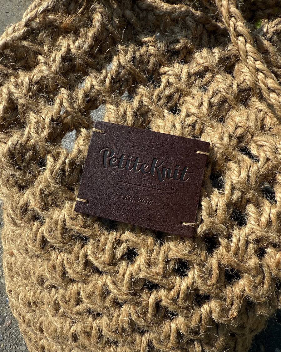 "PetiteKnit Est. 2016"- Mørkebrun - lærlabel - PetiteKnit - Garntopia