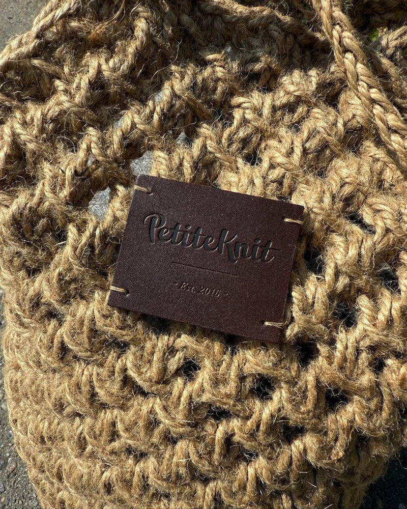 "PetiteKnit Est. 2016"- Mørkebrun - lærlabel