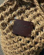 "PetiteKnit Est. 2016"- Mørkebrun - lærlabel