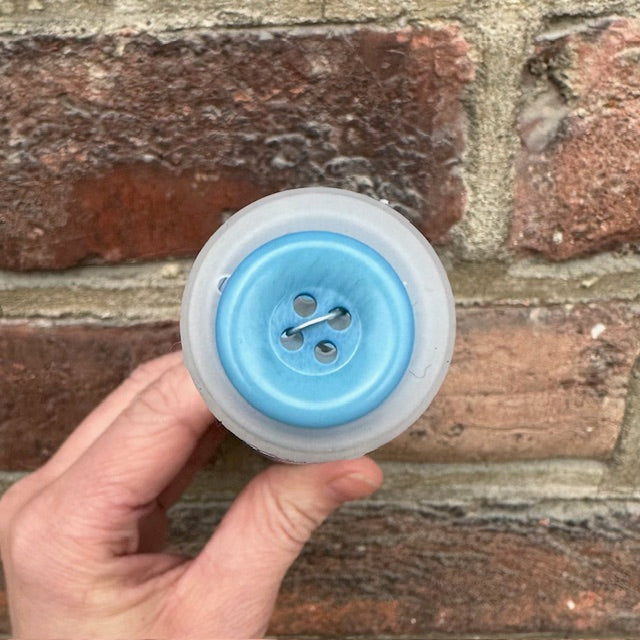 Plastknapp 4 hull - Blå- 18 mm - Villy Jensen - Garntopia