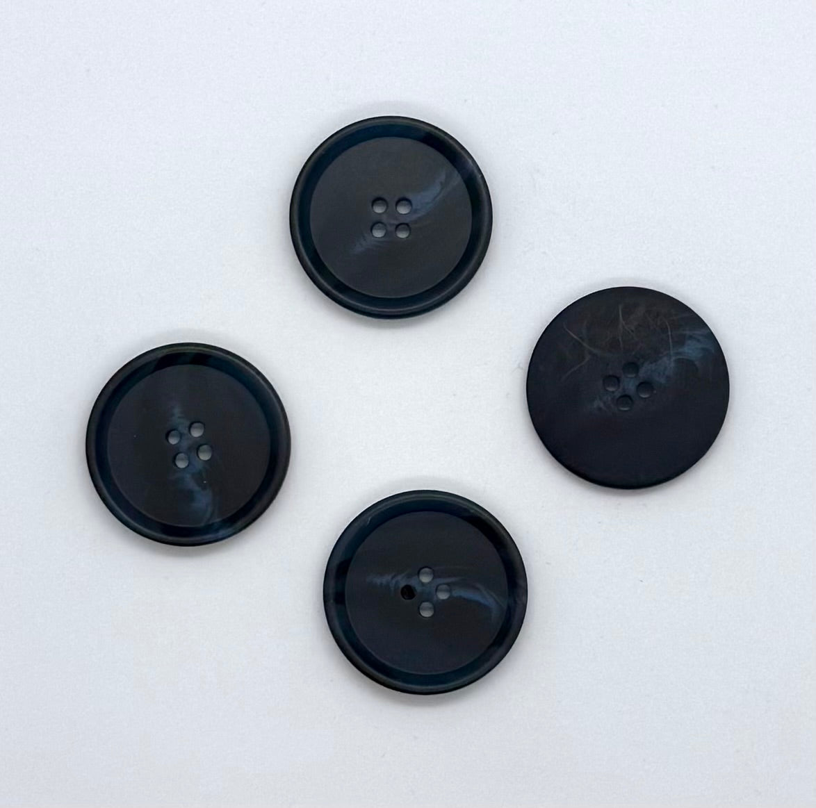 Knapp, Blå/Sort - Resin - 30 mm - NEWOLD COMPANY - Garntopia