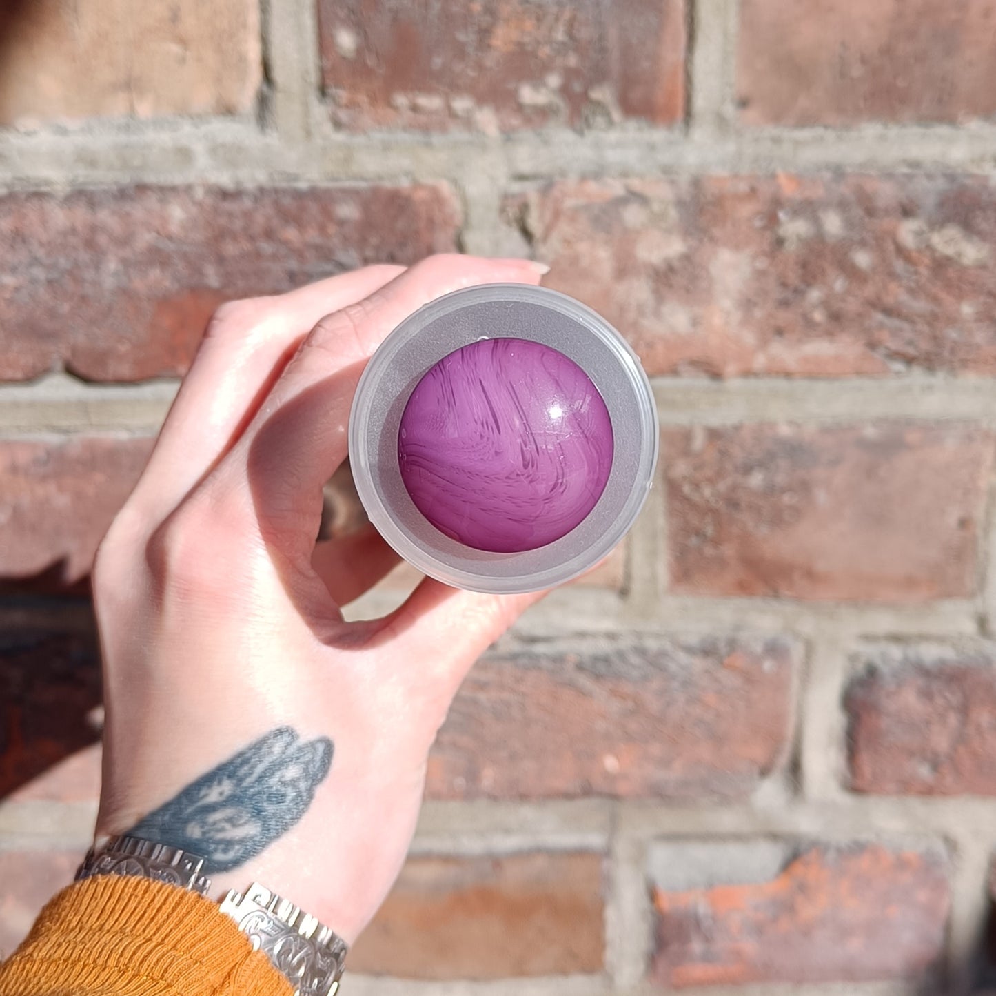 Stor Plastknapp  Lilla - 30 mm - Villy Jensen - Garntopia