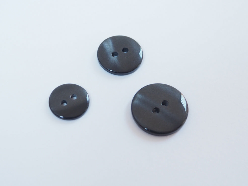 Blanke plastknapper - sorte - Liten - Hjelmtvedt - Garntopia