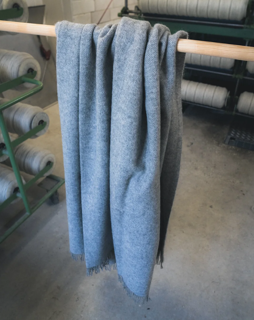 Hjelholt Pledd - Lys Grå - Hjelholt - Garntopia