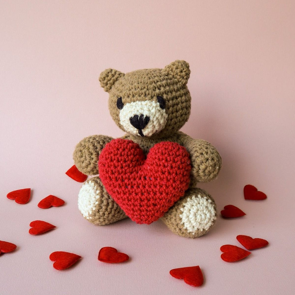 DIY Teddy Bear Heart Heklekit - Hoooked Yarn