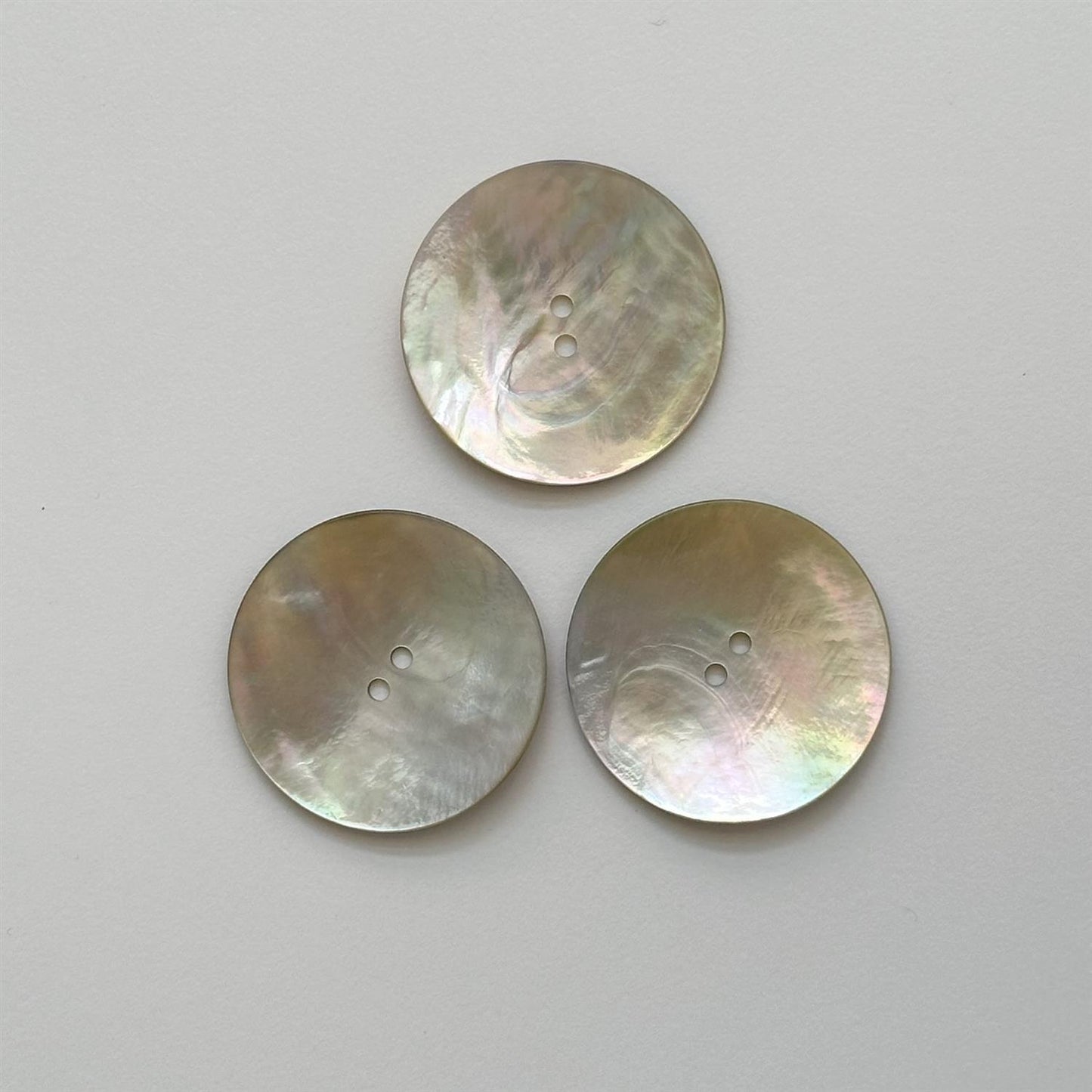 Perlemorknapp - 34 mm - Hjelmtvedt - Garntopia