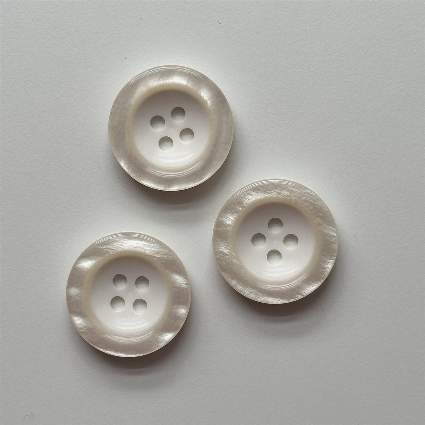 Knapp, offwhite  - 34 mm - Hjelmtvedt - Garntopia