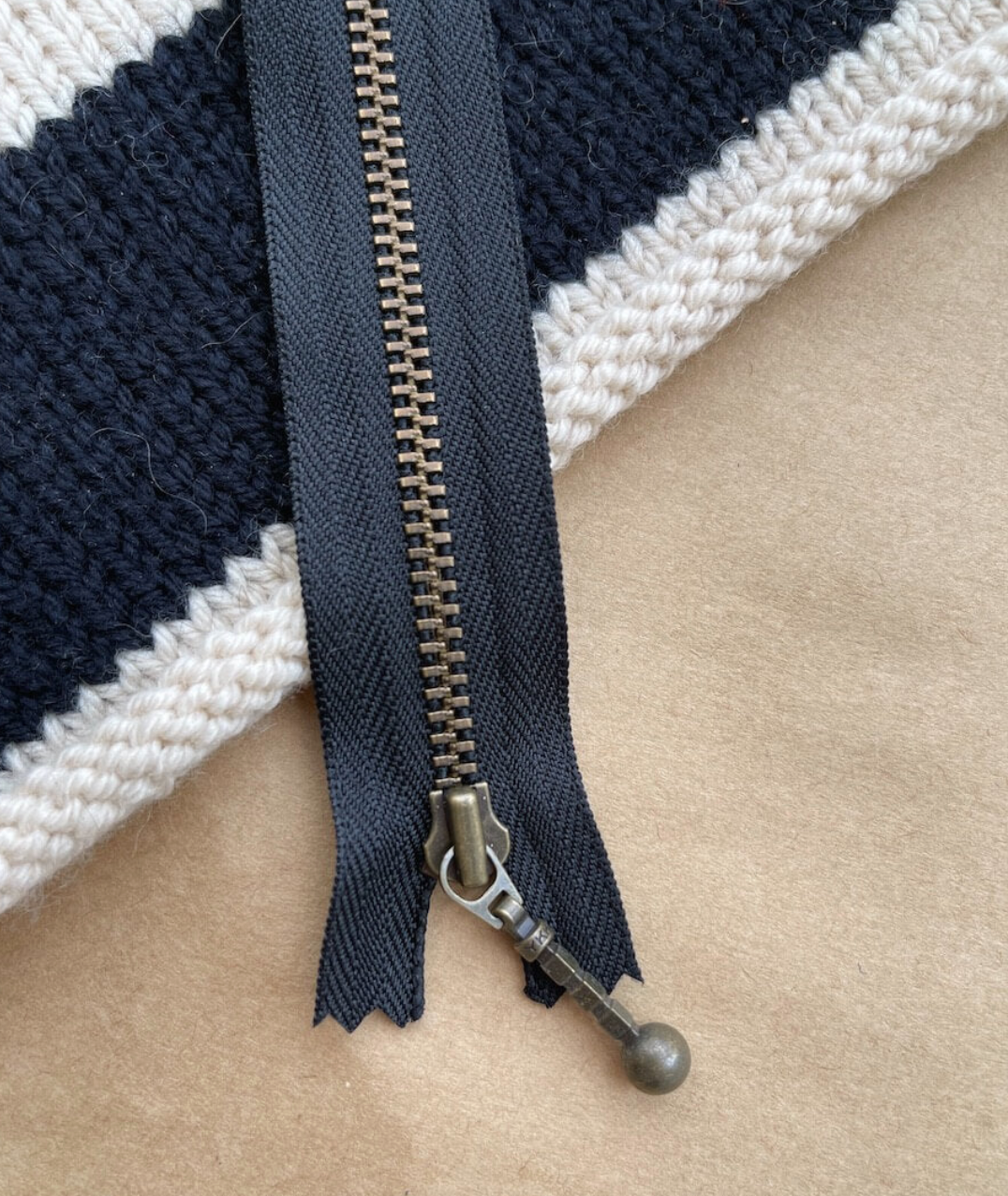 Glidelås 14 cm - Sort - PetiteKnit - Garntopia