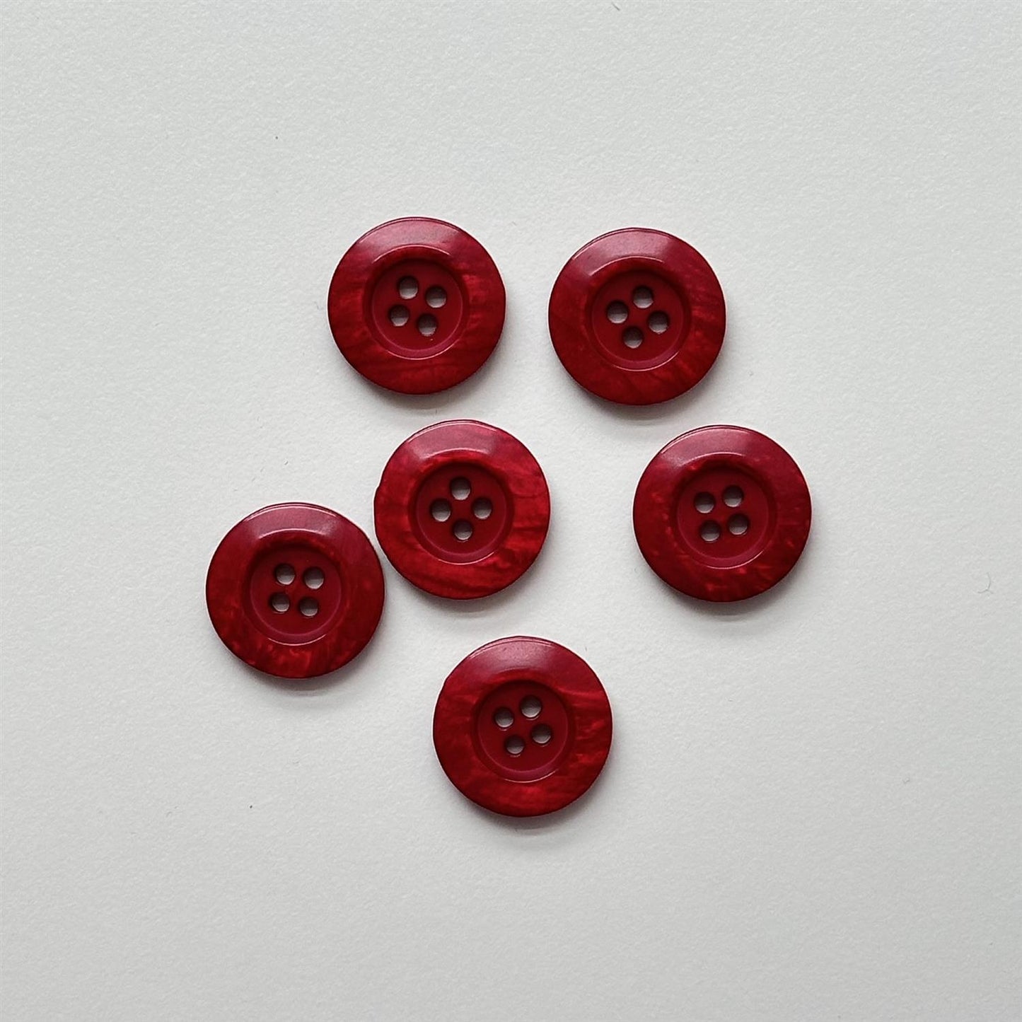 Knapp, rød- 20 mm - Hjelmtvedt - Garntopia