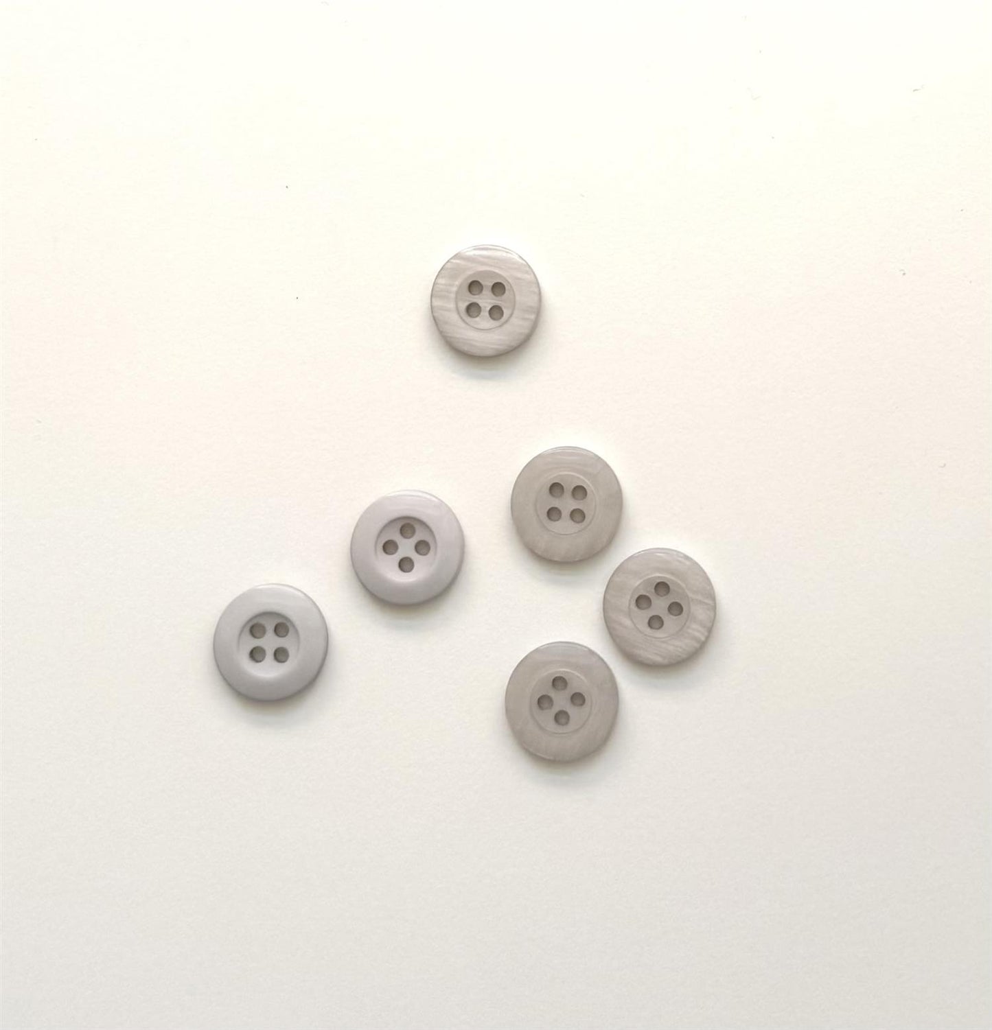 Knapp 2 hull, Sølvgrå  - 18 mm - Villy Jensen - Garntopia