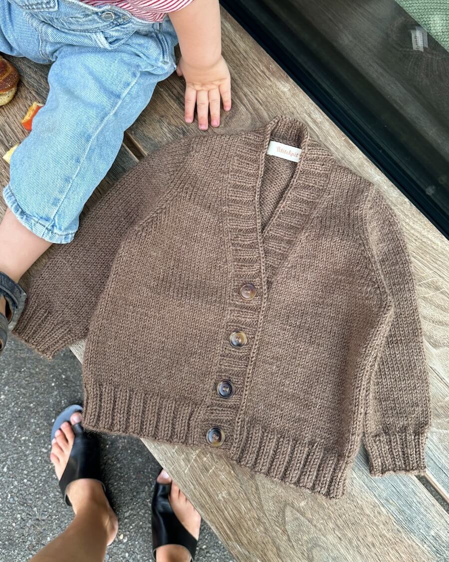 Eva Cardigan Junior - Papir - PetiteKnit - Garntopia