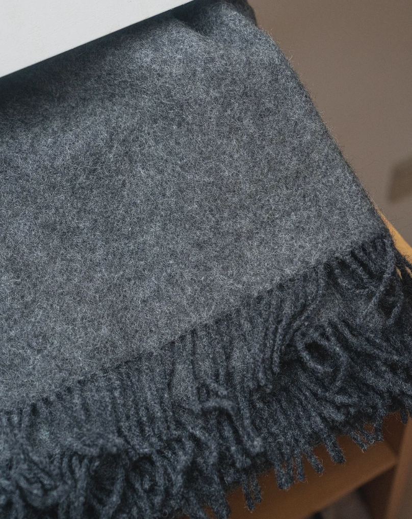 Hjelholt Pledd - Koksgrå - Hjelholt - Garntopia