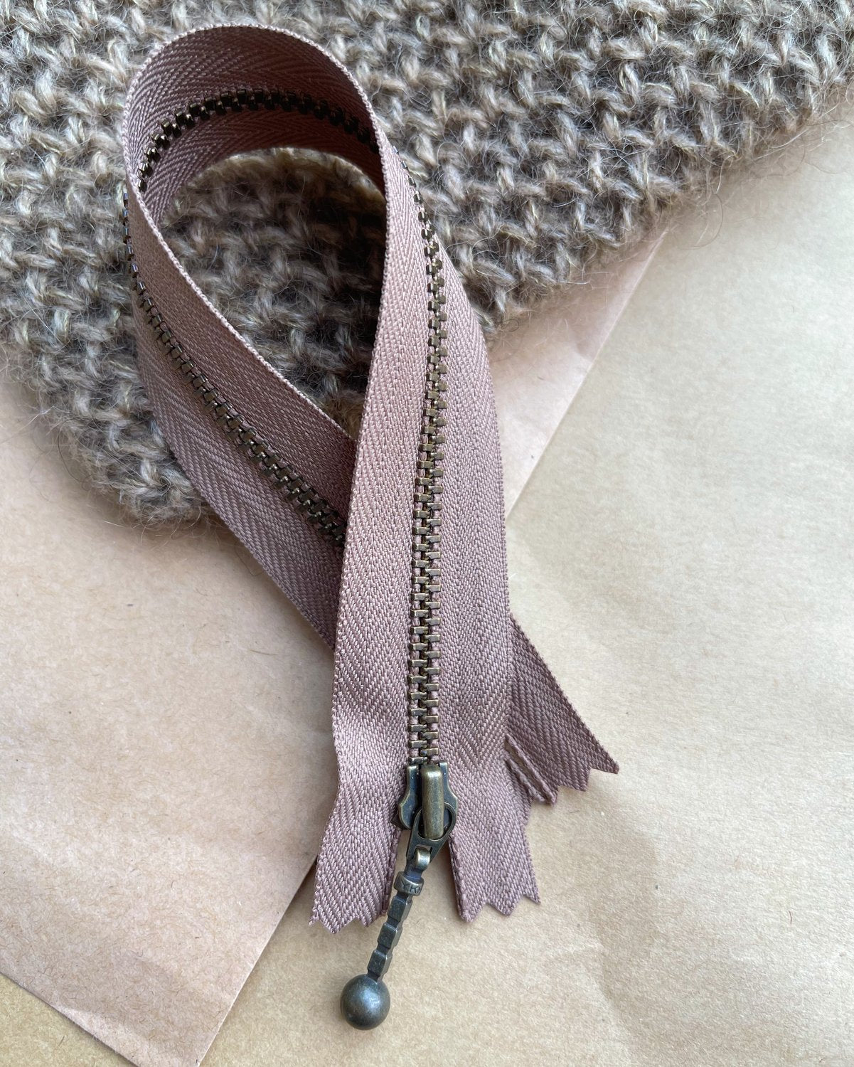 Glidelås 23 cm - Hasselnøtt - PetiteKnit - Garntopia