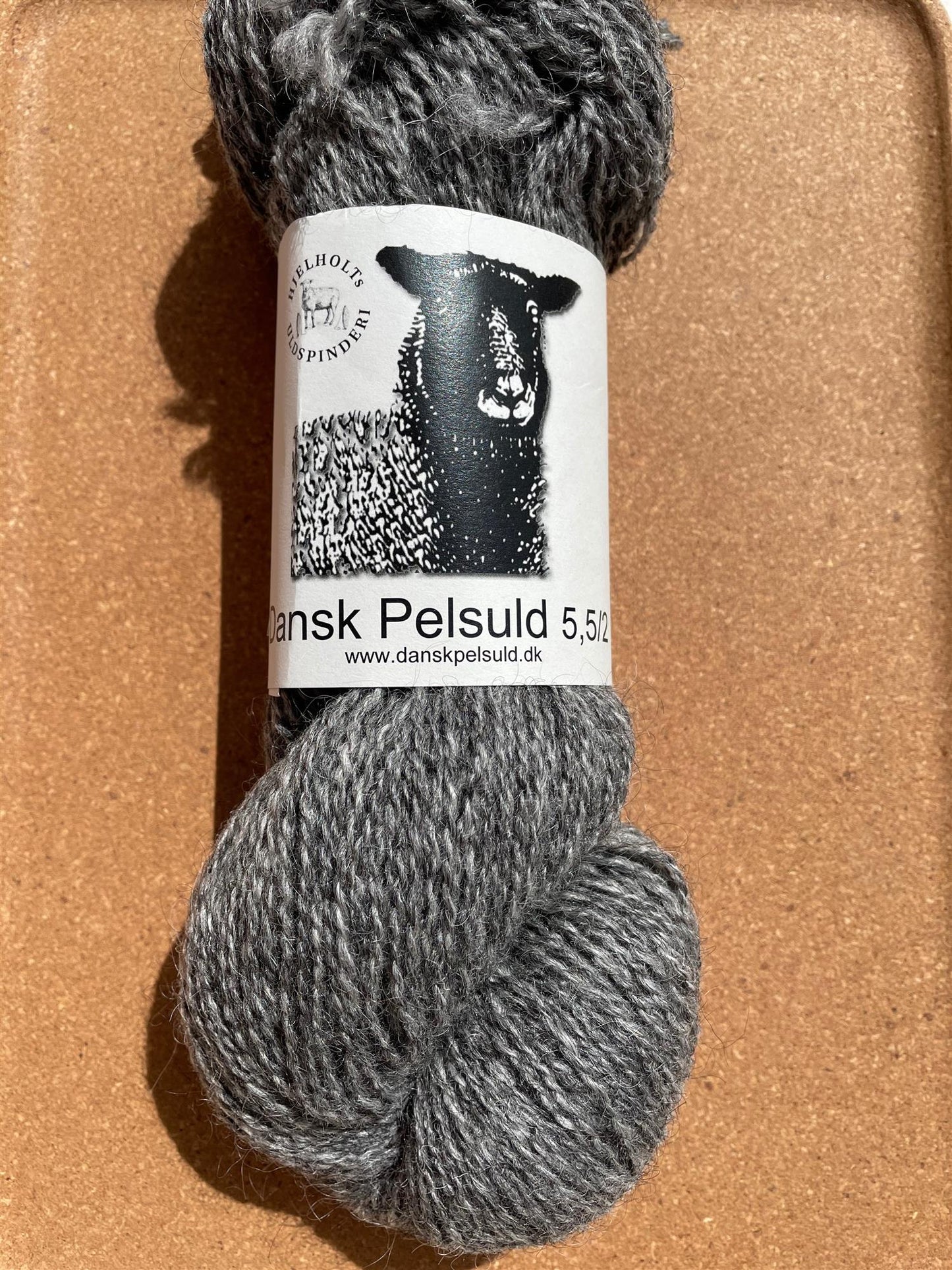 01 Grå - Dansk pelsuld 5,5/2 - Hjelholt - Garntopia