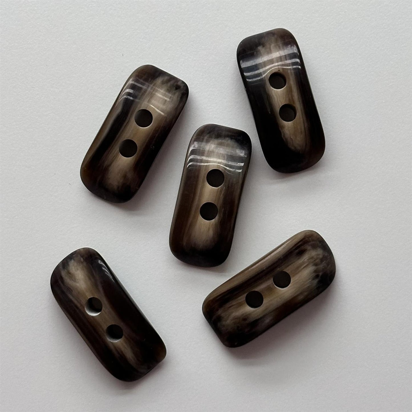 Knapp, duffelcoat, brun  - 40 mm - Hjelmtvedt - Garntopia