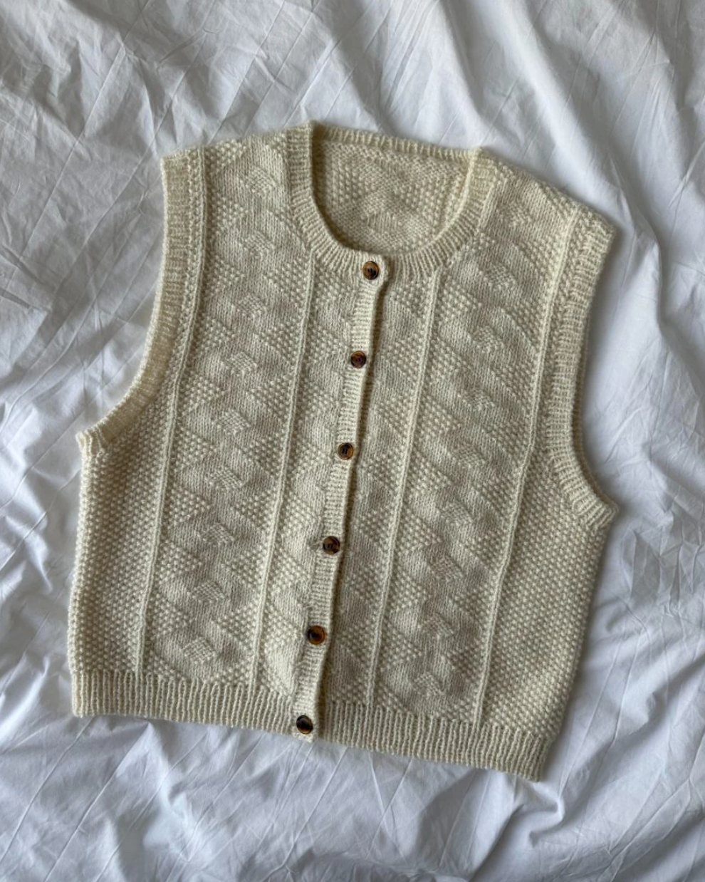 Esther Vest - Papir - PetiteKnit - Garntopia