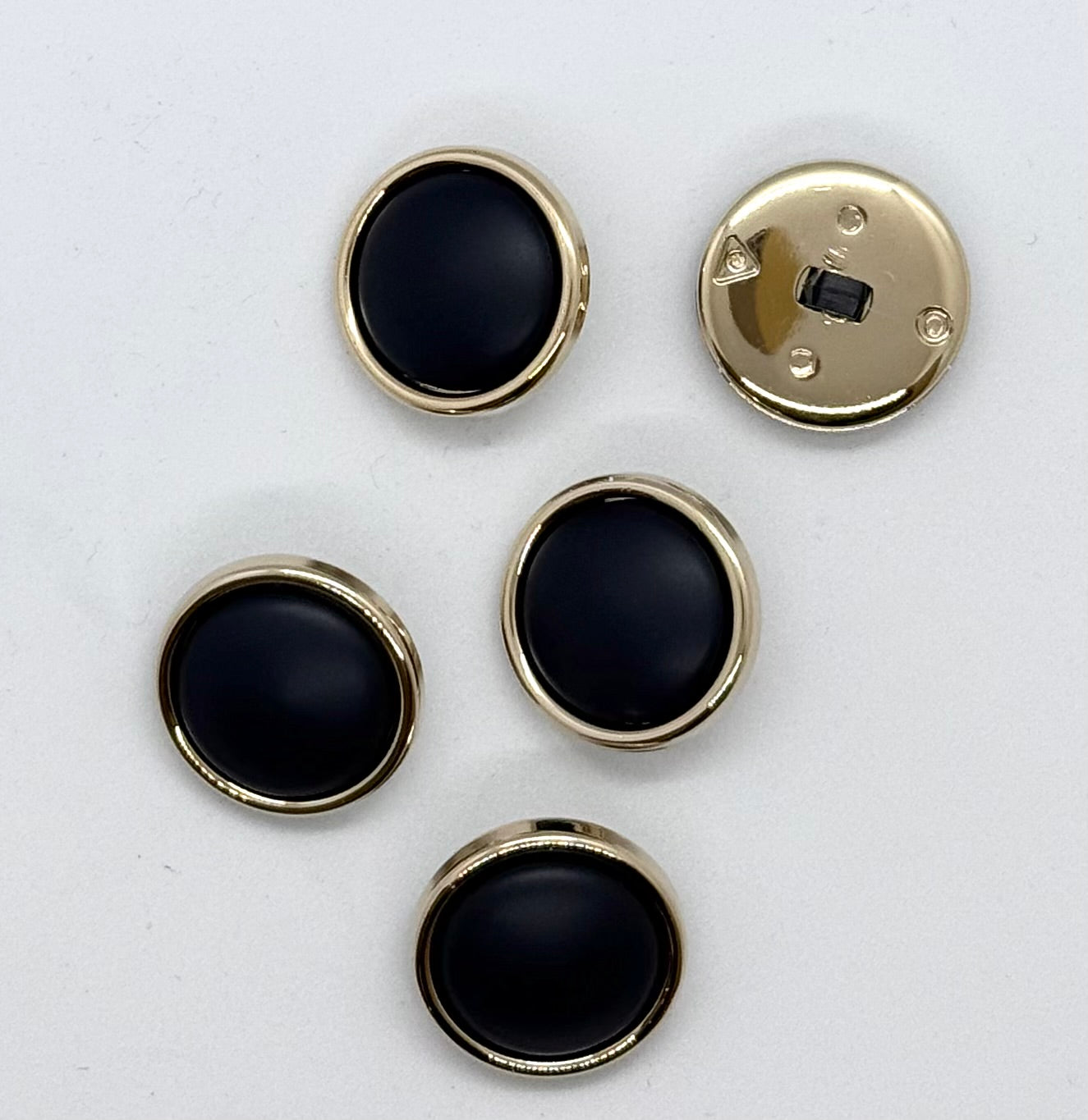 Nylonknapp, marineblå med gullkant - Matt - 22 mm - NEWOLD COMPANY - Garntopia