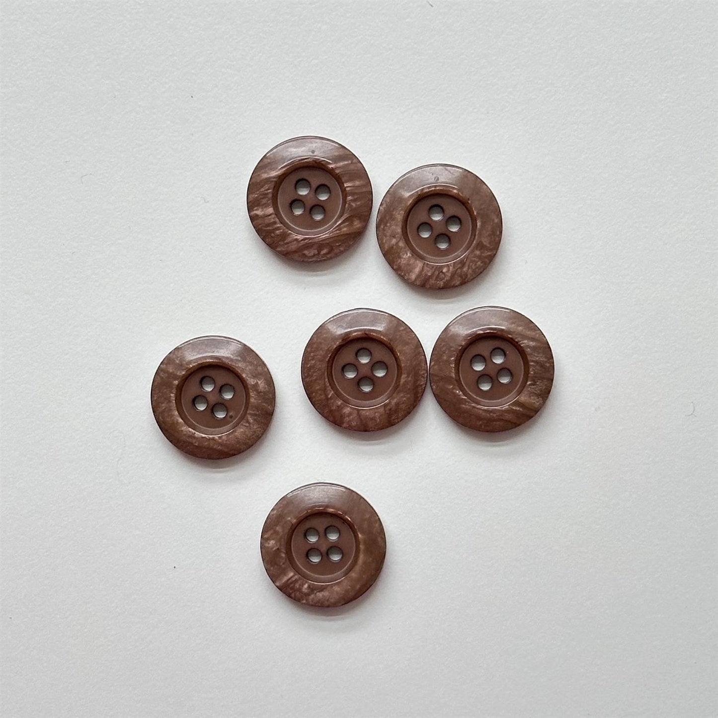 Knapp, taupe  - 20 mm - Hjelmtvedt - Garntopia