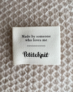"MADE BY SOMEONE WHO LOVES ME"-LABEL - PetiteKnit - Garntopia
