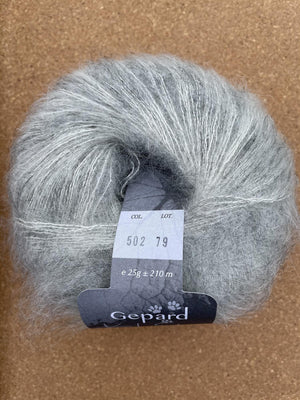 
            
                Last inn bildet i galleriviseren, 502 Grey Feathers - Kid Seta Tweed - Gepard Garn - Garntopia
            
        