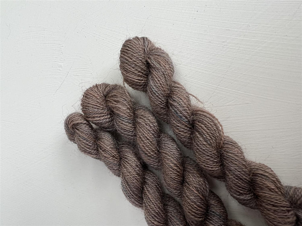 H5 Taupe - No. 2 - Broderigarn - G-Uld - Garntopia