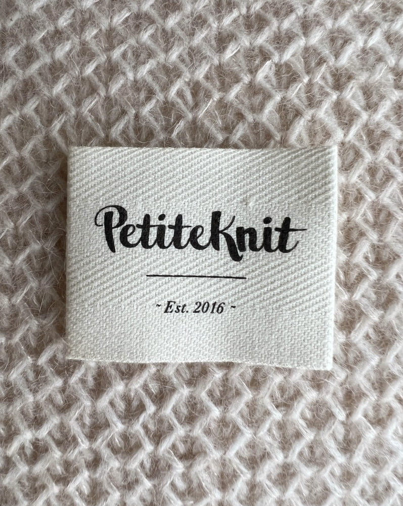 "PETITEKNIT - EST. 2016"-LABEL - PetiteKnit - Garntopia
